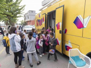 Gezici Kütüphane Mahalle Mahalle Geziyor