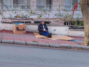 Pkk Terör Örgütü Tarafından Oğlu Kaçırılan Babadan Hdp Binası Önünde Oturma Eylemi