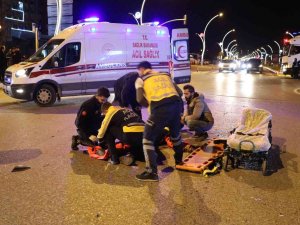 Otomobille Motosikletlinin Karıştığı Kazada Kurye Yaralandı
