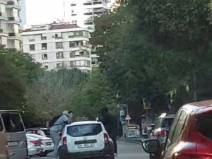 Kadıköy’de Otomobilin Çatısına Asılan Gençlerin Tehlikeli Yolculuğu