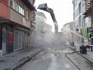 Düzce’de Ağır Hasarlı Binaların Yıkımına Başlandı
