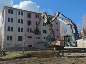 Kümbetin Görünüşünü Bozan Yurt Binasının Yıkım Çalışmaları Başladı