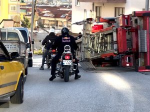 Park Halindeki Yük Taşıma Asansörü Kaldırıma Çıkarak Devrildi