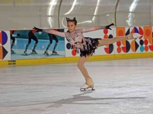 Minik Buz Pateni Sporcusu Doğa, Annesinin Yolunda