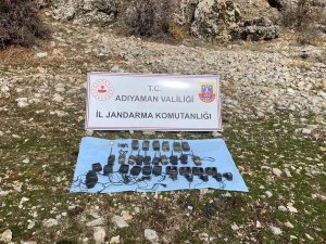 Terör Örgütü Pkk’ya Ait Toprağa Gömülü Telsizler Ele Geçirildi