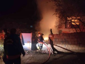 Yalova’da Alevlere Teslim Olan Tek Katlı Ev Küle Döndü