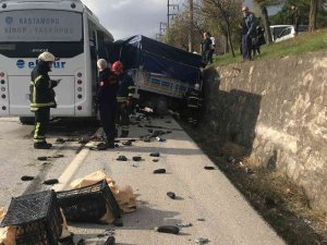 Servis İle Kamyonet Çarpıştı: 4 Yaralı