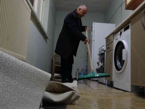 Karların Erimesi Binada Su Baskınına Yol Açtı