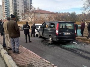 Husumetlisinin Aracına Çarparak Durdurdu, Sonra Bıçakladı