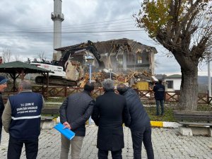 Cumayeri’nde Acil Yıkım Kararı Alınan Yerler Yıkılıyor