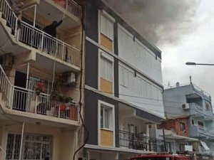 İ̇zmir’de 4 Katlı Binanın Çatı Katı Alev Alev Yandı