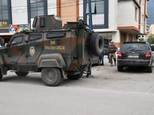 Barışmak İçin Çağırdığı Yengesini Öldürdü, 2 Akrabasını Da Rehin Aldı