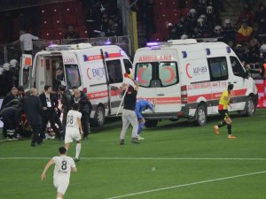 İ̇zmir Derbisinde Olaylar Çıktı, Maç Ertelendi