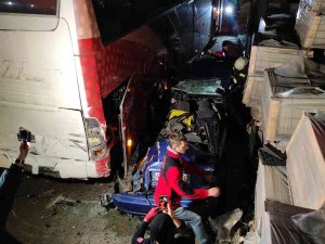 Kocaeli’de Seyir Halinde Tartışan İki Otomobil Sürücüsü Çarpıştı: 1’i Ağır 5 Yaralı