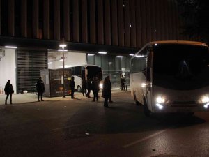 Altay Kafilesi, Stattan Polis Otobüsüyle Ayrıldı