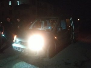 Çorum’da İki Grup Arasında Bıçaklı Silahlı Kavga: İ̇hbara Giden Polis Aracına Kurşun İsabet Etti