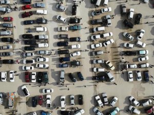 Fiyatlar Düştü Ancak Vatandaşlar Bayilerde Otomobil Bulamıyor