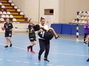 Kadın Antrenör Sakatlanan Sporcusunu Kucağında Taşıdı