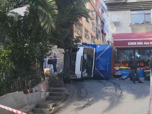 Beyoğlu’nda Faciadan Dönülen Anlar Kamerada: Devrilen Kamyonetin Altında Kalmaktan Son Anda Kurtuldu
