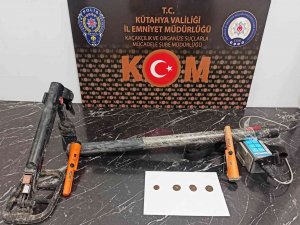 Kütahya’da Bir Araçta Tarihi Eser Niteliğinde 4 Adet Sikke Ele Geçirildi