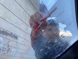 Erzincan’da Araç Camları Buz Tuttu