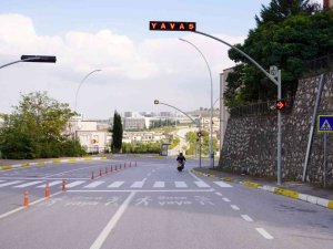 Daha Güvenli Ulaşım İçin O Caddeye 28 Uyarı İkaz Flaşörü Konuldu