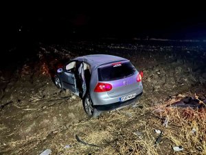 Tırın Çarpıp Şarampole Savurduğu Otomobilde 5 Kişi Yaralandı