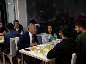 Üniversite Öğrencilerine Akşam Yemeği