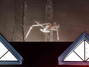 Abd’de Küçük Uçak Elektrik Direğine Saplandı: 2 Yaralı