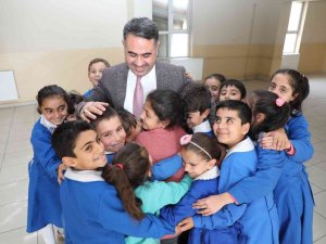 İ̇htiyaç Sahibi Öğrencilerine Yardım Etmek İçin Kitap Yazdı, Ücretsiz Kitap Dağıttı.