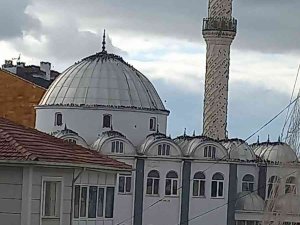 Göçmen Kuşların Cami Çevresindeki Görüntüsü Görsel Şölen Oluşturdu