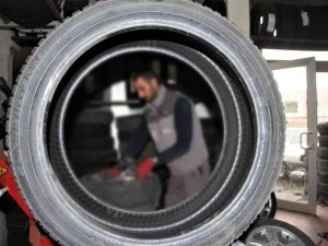 Bayburt’ta Lastikçilerden ’Kar Yağmadan Kış Lastiği Taktırın’ Çağrısı