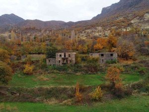 Harabe Evler Ve Sonbaharın Ahengi Görenleri Hayran Bırakıyor