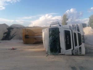 Hazır Beton Şantiyesinde Kum Boşaltan Kamyon Devrildi