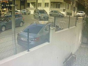 Aracı Gündüz Vakti Çaldılar: O Anlar Kamerada