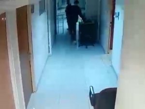 Esenyurt’ta Adliyedeki Polisin Çantasını Çalan Hırsızlar Kamerada