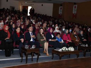 Sincan’da Akademisyen Anne İle ‘Kadın Kadına’ Rüzgarı Esti
