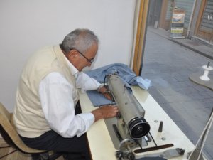 12 Metrekarelik Dükkanında Mesleğini Ayakta Tutmaya Çalışıyor