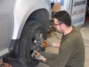 Sinop’ta Lastikçilerin Kış Lastiği Mesaisi