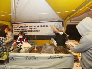 Üniversite Öğrencilerine Sınav Döneminde Yemek İkramı