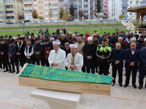 İ̇mam Babanın En Acı Görevi: Öldürülen Üniversite Öğrencisi Oğlunun Cenaze Namazını Kıldırdı