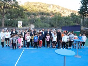 Çocuklara Ücretsiz Tenis Kursu