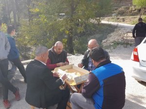 Antalya’da Damada Bulaşık Önlüğü, Ayva Ve Salatalık Taktılar