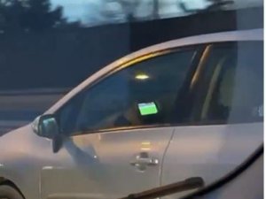Seyir Halindeyken Maç İzleyen Sorumsuz Sürücü Trafiği Tehlikeye Soktu