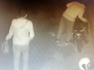 Motosiklet Hırsızlarının Rahat Tavrı Güvenlik Kameralarına Yansıdı