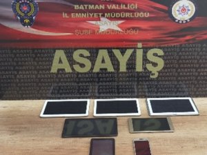 Batman’da Cep Telefonu Dükkanının Duvarını Delerek Hırsızlık Yapan Şahıs Yakalandı
