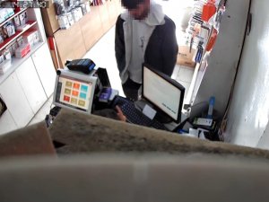 Kars’ta Müşteri Gibi Geldi 7 Bin Liralık Cep Telefonu Çaldı