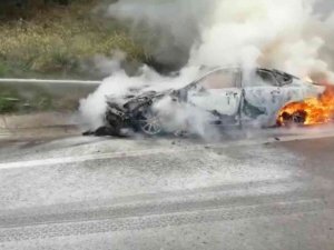 Otoyolda Lüks Otomobil Alev Alev Yandı