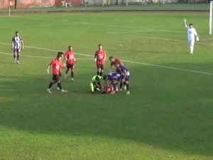 Dili Boğazına Kaçan Futbolcuyu Hakemin İlk Müdahalesi Kurtardı