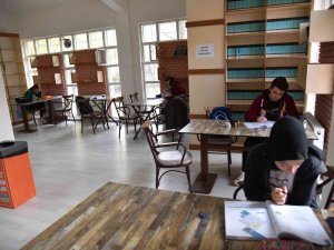 Yunusemre’de Kütüphaneler Kitapseverlerin Uğrak Noktası Oluyor